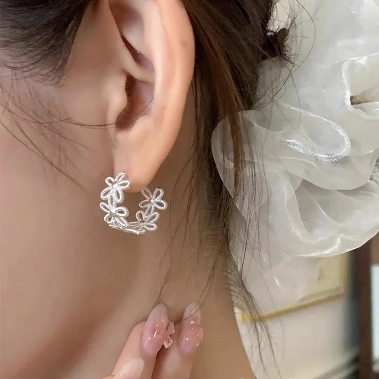 

2025 New Wedding Beaded Hollow Flower Earrings Wedding Bride Dress Accessories Stud Female Women Flower Sweet Earrings Gift