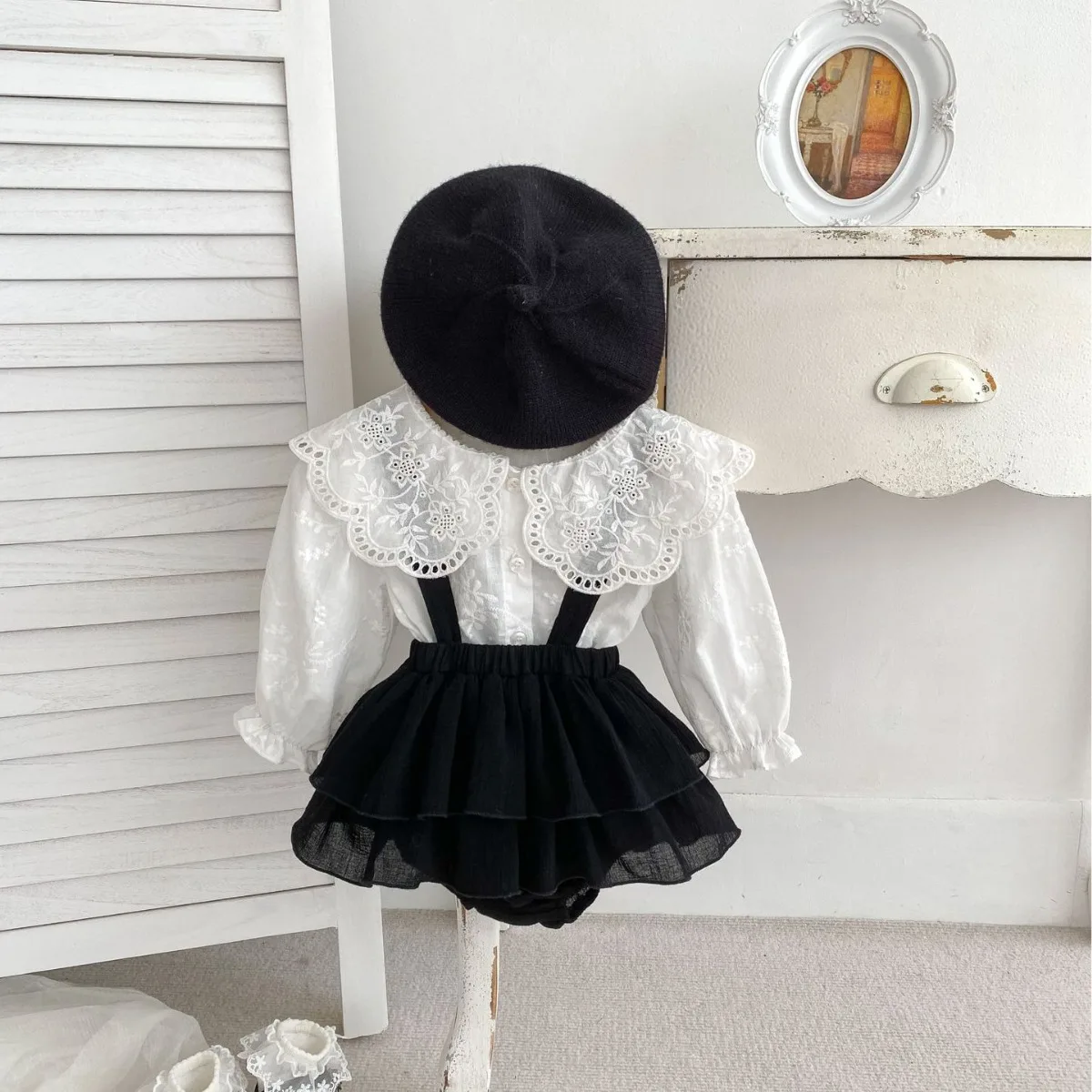 

2025 New Baby Clothes Spring and Autumn Korean Version Baby Girl Solid Color Big Lapel Shirt Strap Fart Pants Two-piece Set