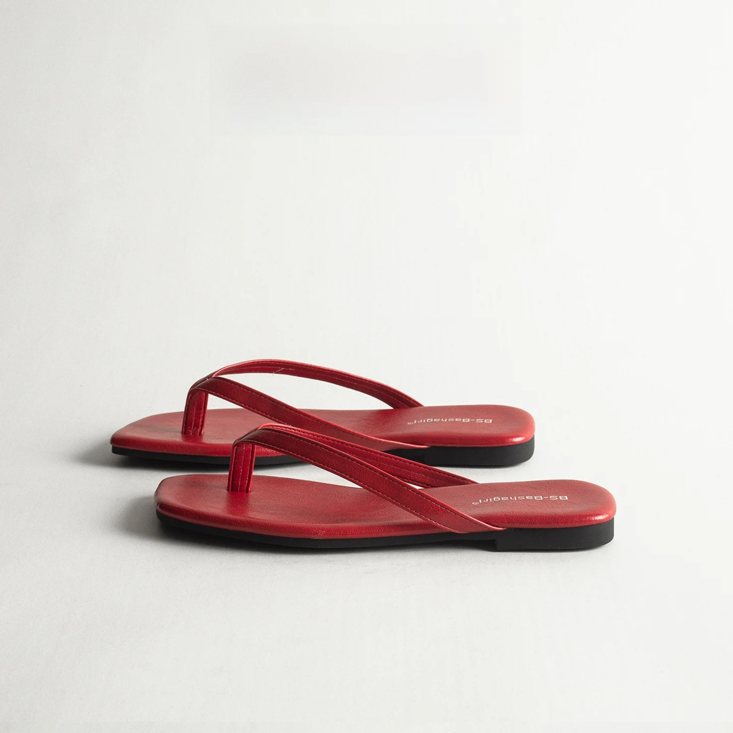 

Retro Flat Bottom Thong Slippers Women Summer Outdoor Versatile Elegant Lazy Beach Shoes Coastal Cool Slippers