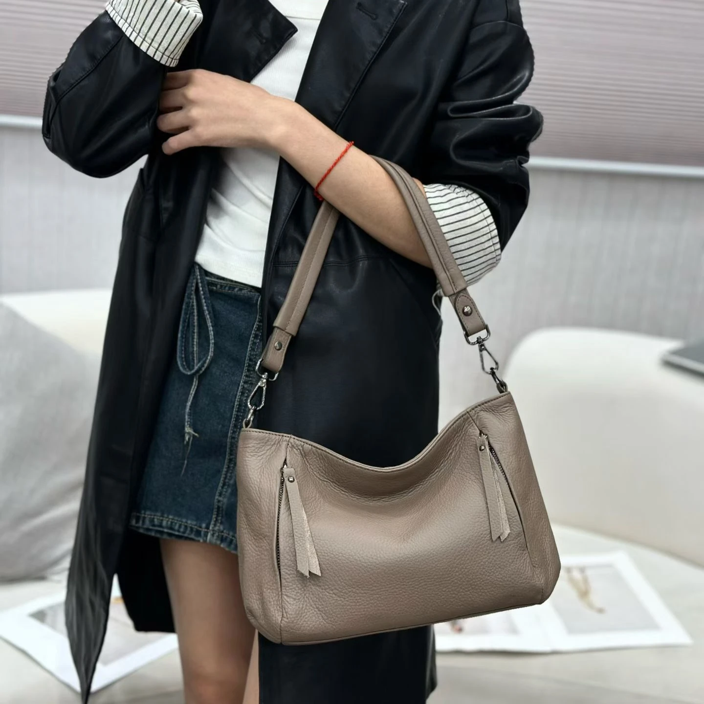 

Women's Top-Grain Leather Crossbody Shoulder Bag | Large Capacity Solid Color | European American Fashion Commuter Handbag