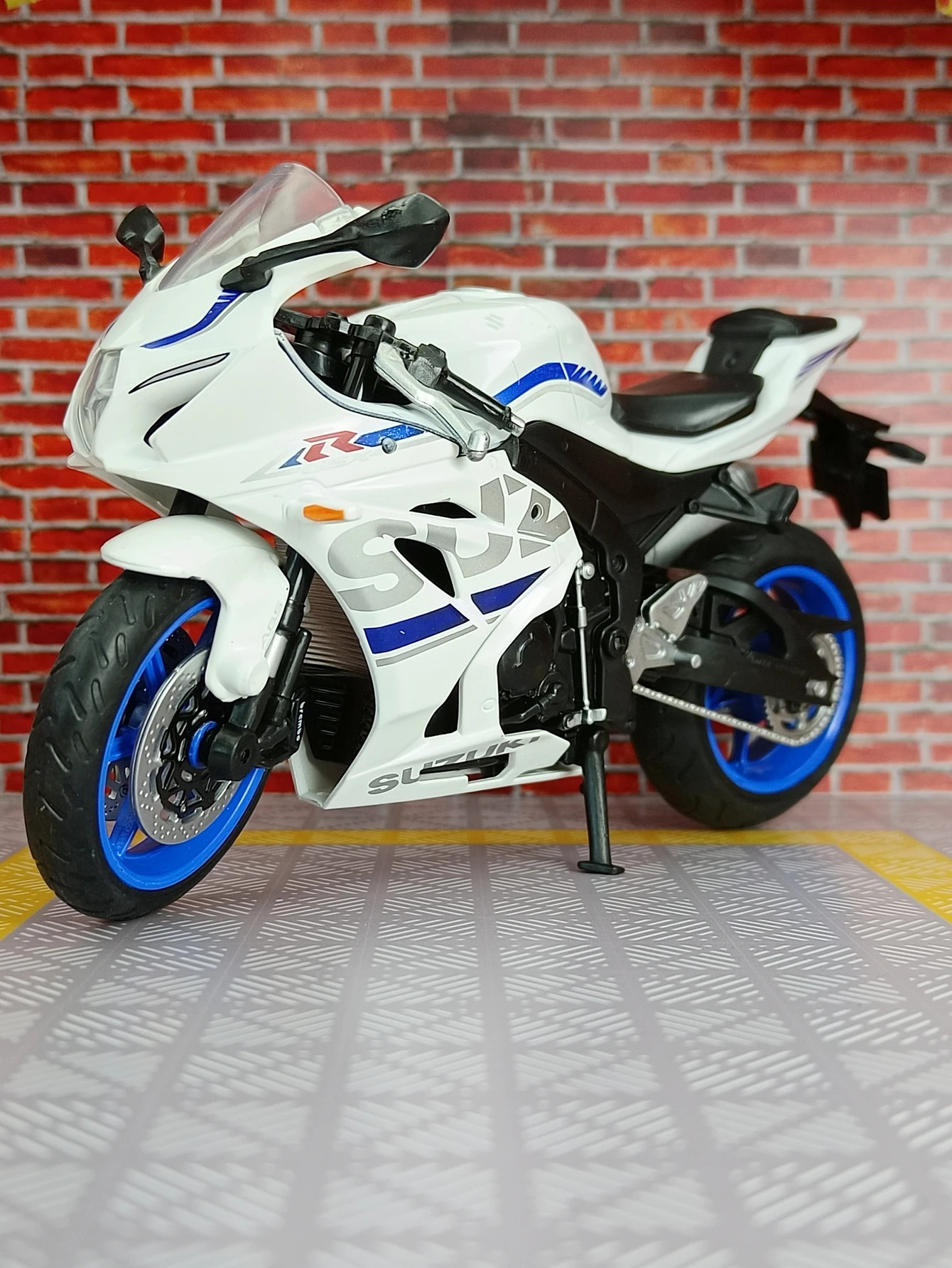 

CCA 1:12 Suzuki GSX-R1000 модель мотоцикла коллекция украшений статический мотоцикл мальчик может подарить в качестве подарка на день рождения друзьям