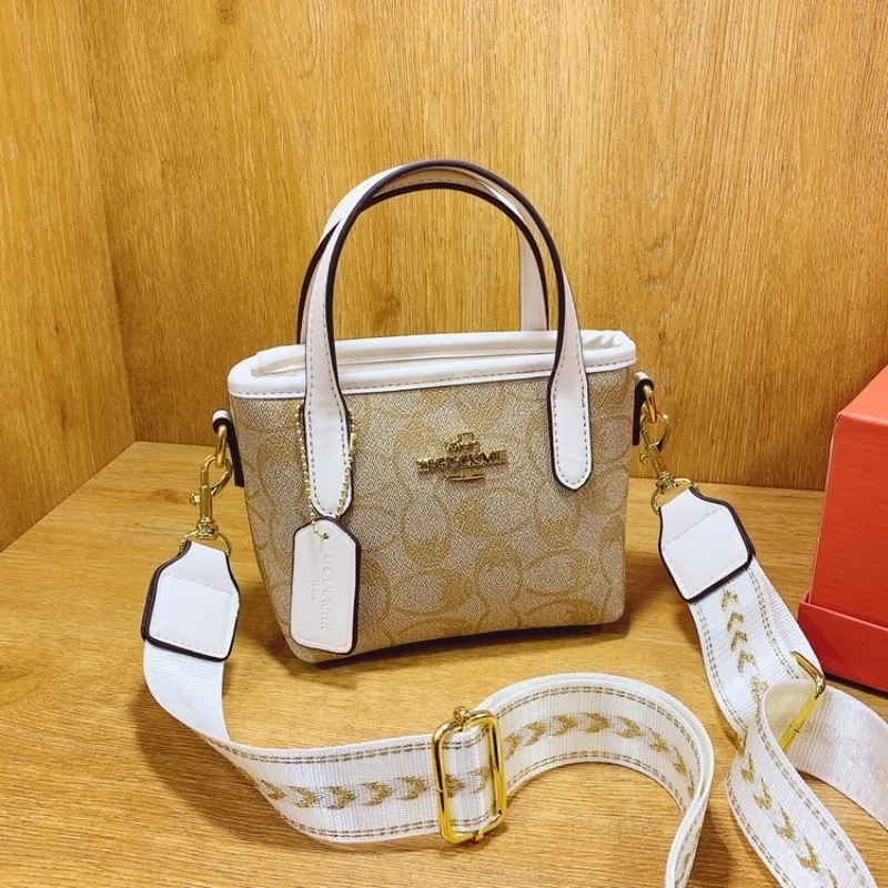 

Изящная женская сумка через плечо в минималистском стиле для универсальности. Подходит для свиданий, поездок на работу. Повседневные прогулки.