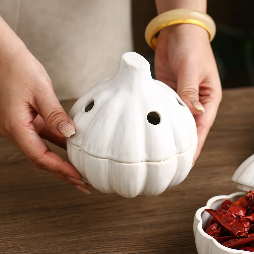 Ceramic Ginger and Garlic Storage Jar Well-ventilated Garlic Shaped Garlic Storage Tank with Lid Hollow Ginger Storage Box