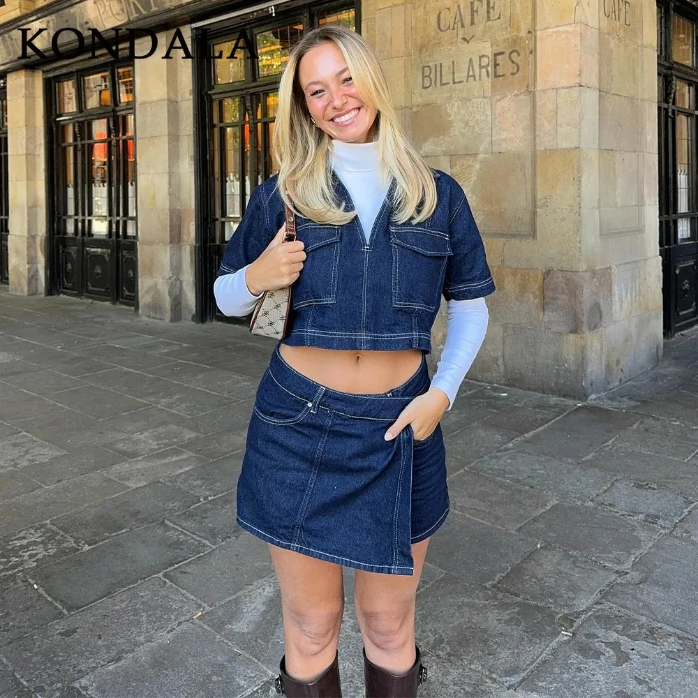 KONDALA 2025 بدلات نسائية غير رسمية للربيع والصيف من قماش الدنيم بجيوب على الموضة بلوفر برقبة على شكل V قمصان نصف كم + شورت قصير أنيق تنانير