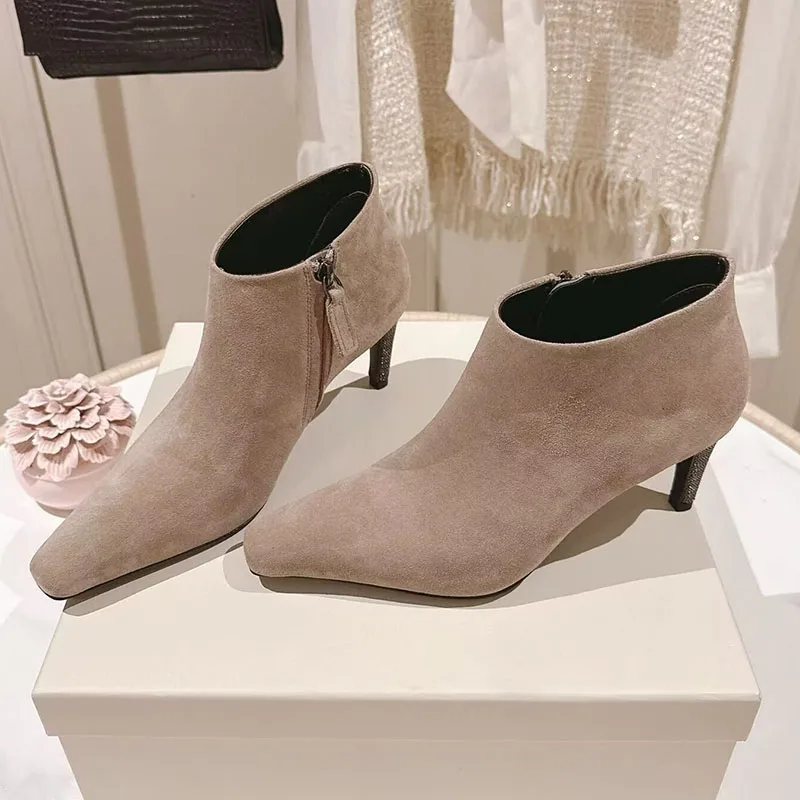 Nuovo String Bead Decor Tacco sottile Stivaletti corti Punta quadrata da donna Pelle scamosciata di mucca Cerniera laterale Caviglia Botas Primavera Autunno Stivali moderni