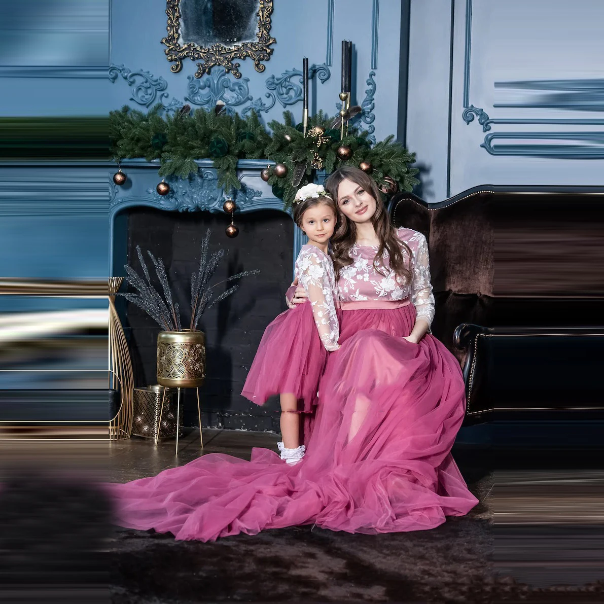 

Elgant Lace Mom And Me Tulle Dresses For Family Look Photo Shoot Long Sleeves With Train Soft Tulle Matching Dressing Gowns