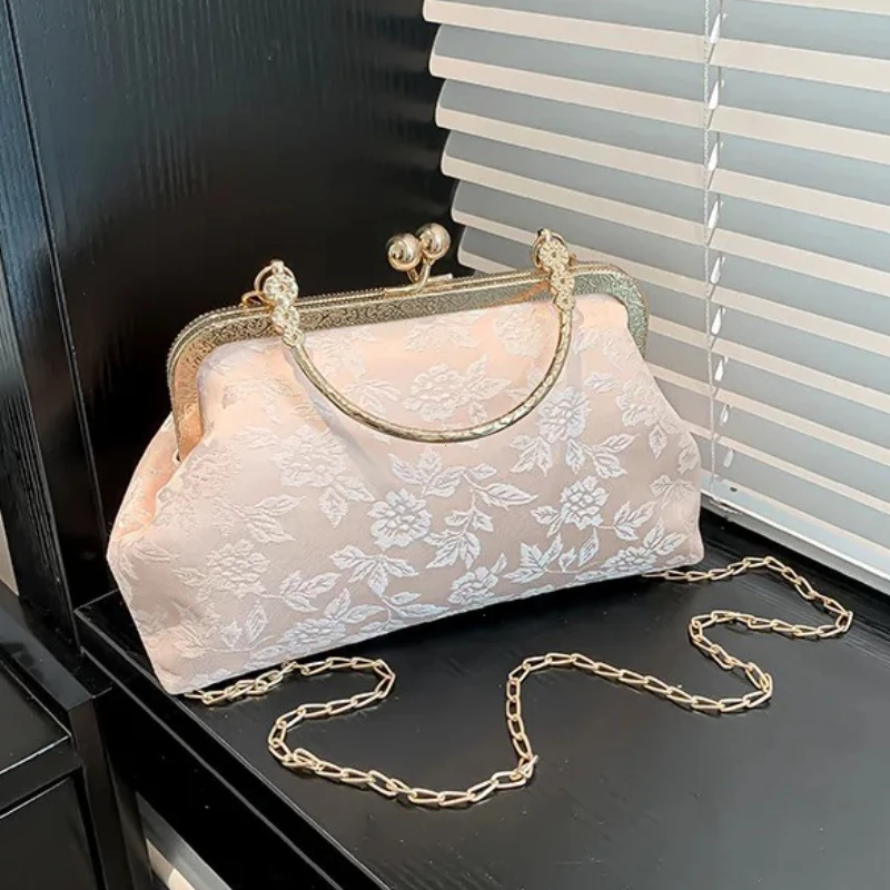 

Clasp Frame Embroidery Chinese Style Handbag Purse Large Capacity Hanfu Shell Handbag Polyester Luxury Ladies Clutch Bag Girls