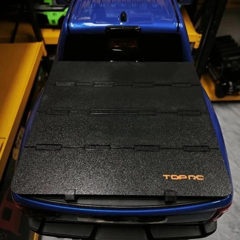 

1/8 KM RAM 1500 RC Crawler Pickup Truck Bed Cover - Magnetic Folding Tonneau Cover with Custom Decorations Parts