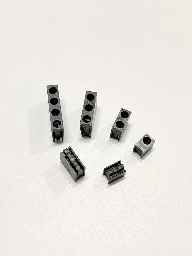 Base fissa rettangolare in materiale plastico nero adatta per supporto LED da 3mm montaggio scheda PCB staffa di isolamento ad angolo retto a 90 °