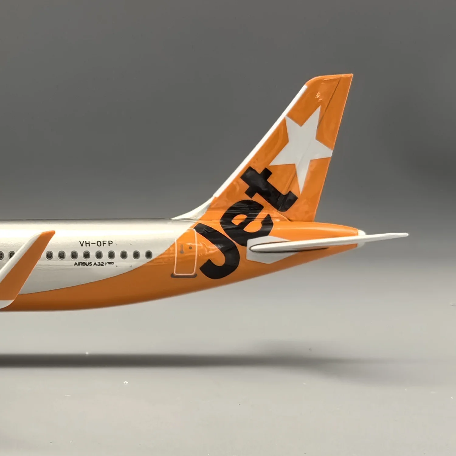A321 NEO Jetstar Airways 1/100 Scale Airplanes 47cm 321 Aircraft Model with Landing Gear and Light Resin Die-cast Souvenir Plane view 5