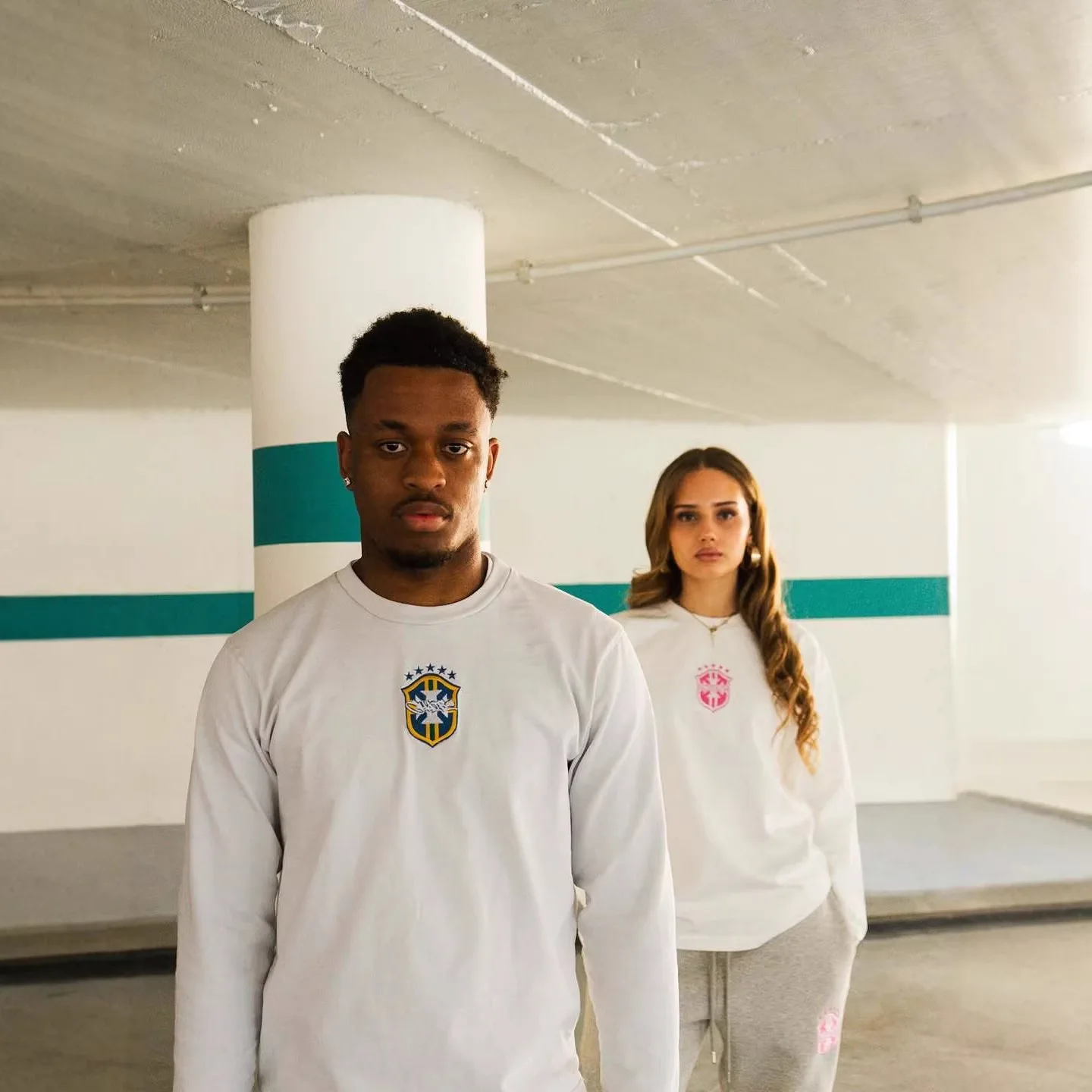 Early autumn fashion, comfortable and casual, unisex, Brazilian team logo embroidery design, round neck long sleeve T-shirt.