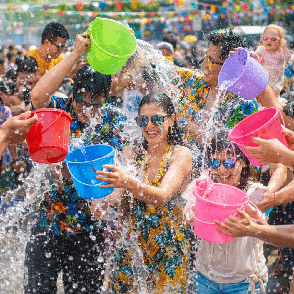 6 Pcs Water-Splashing Festival Toy Water-Splashing Festival Buckets Large Capacity Portable Design Beach Sand Buckets 6Pcs Set