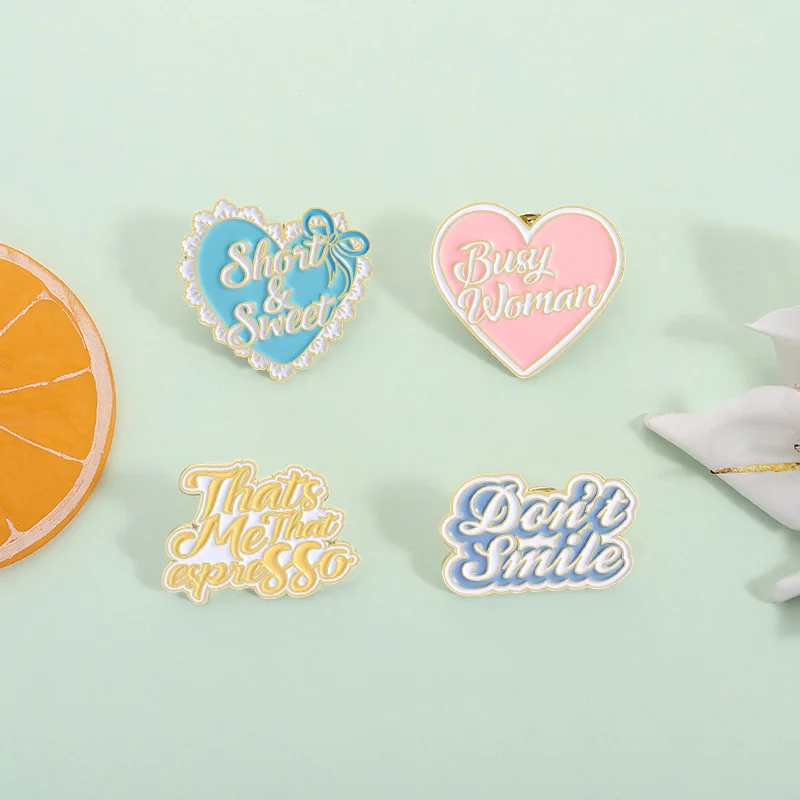 Amor macaron broche ins estilo inglês carta broche pequeno fresco novo estilo versátil colar pino crachá acessórios presente