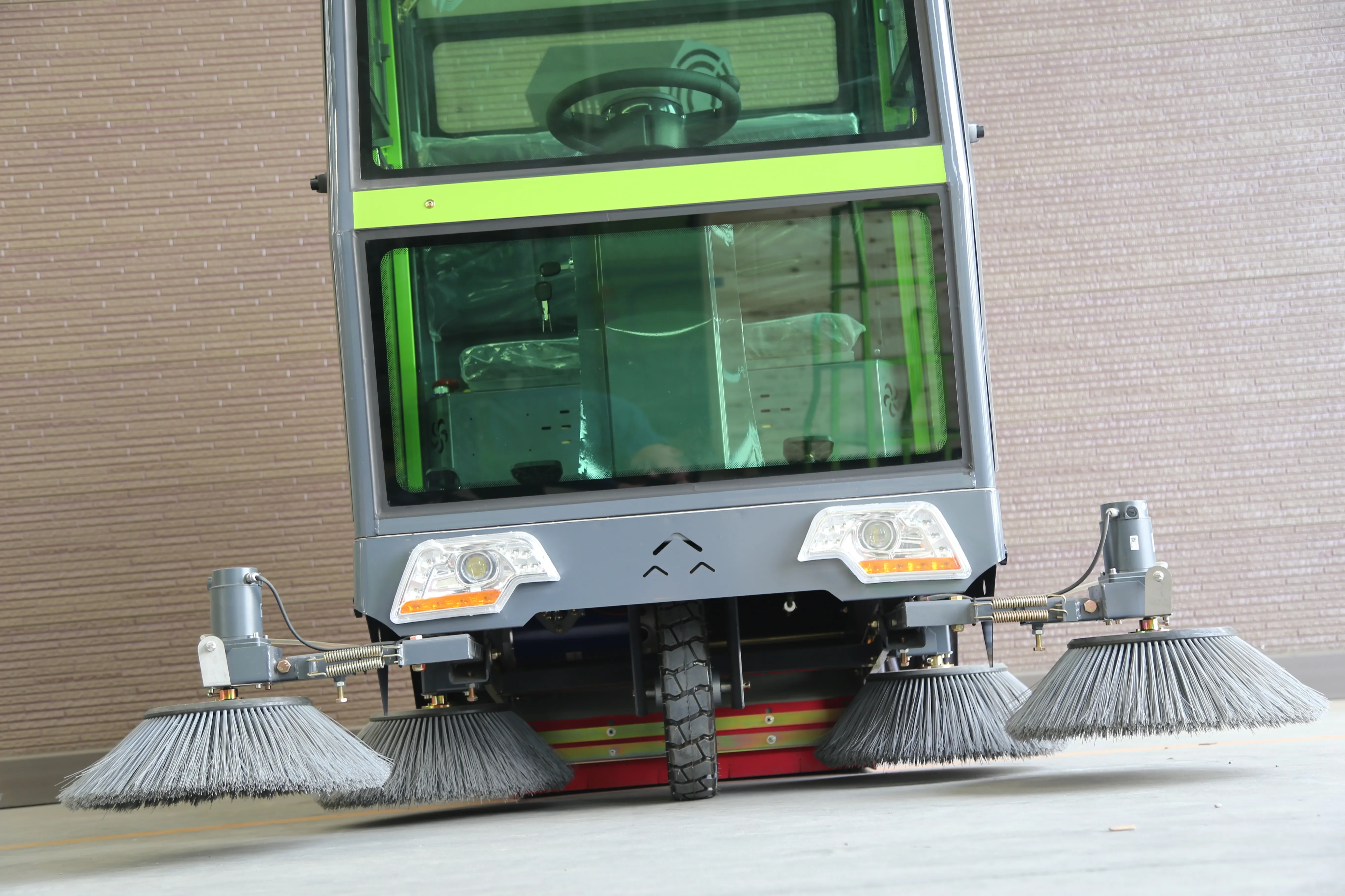 Small Electric Road And Lawn Sweeper Machine For Cleaning Floors For Factories And Workshops