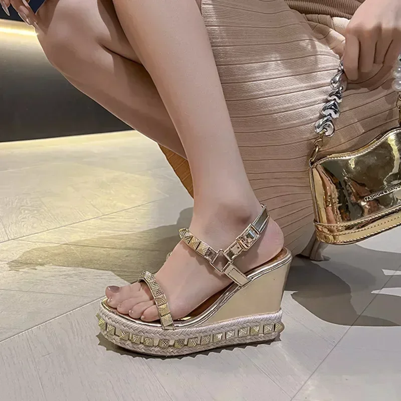 المسامير مصمم إسفين صنادل أرضية مثير المفتوحة تو الكاحل التفاف الكعوب الذهب الفضة صندل بكعب مكتنز فستان أحذية Sandalias De Mujer #6