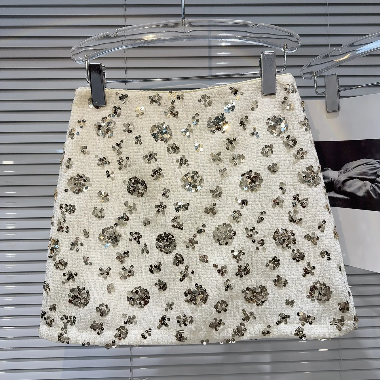 Haftowana spódnica w kształcie litery A z kwiatowym wzorem z koralików, damska, długość do kolan, wiosna 2025, modny trend, spódnice ort, spódnice midi