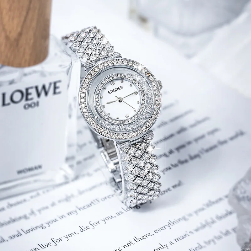 Zimowe zegarki damskie: modne, skromny luksus, wykwintne zegarki damskie z wyrafinowanym charakterem.