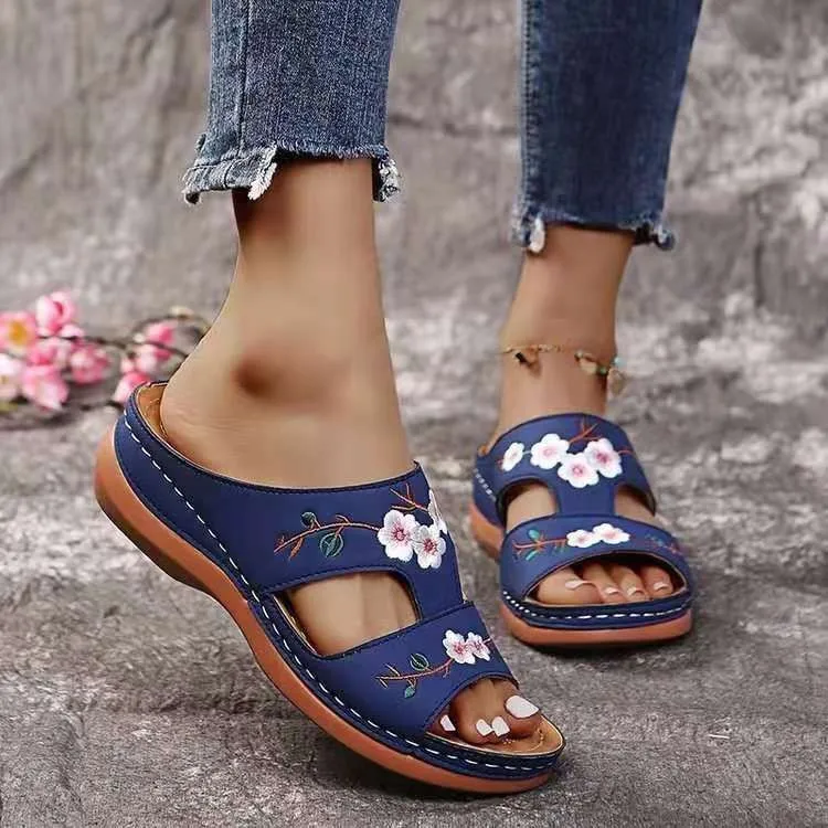 Neue Damen-Slipper mit Blumenstickerei, Leder-Sandalen für Damen, leichte Outdoor-Keilabsatz-Slipper, Slip-on-Sommerschuhe für Frauen