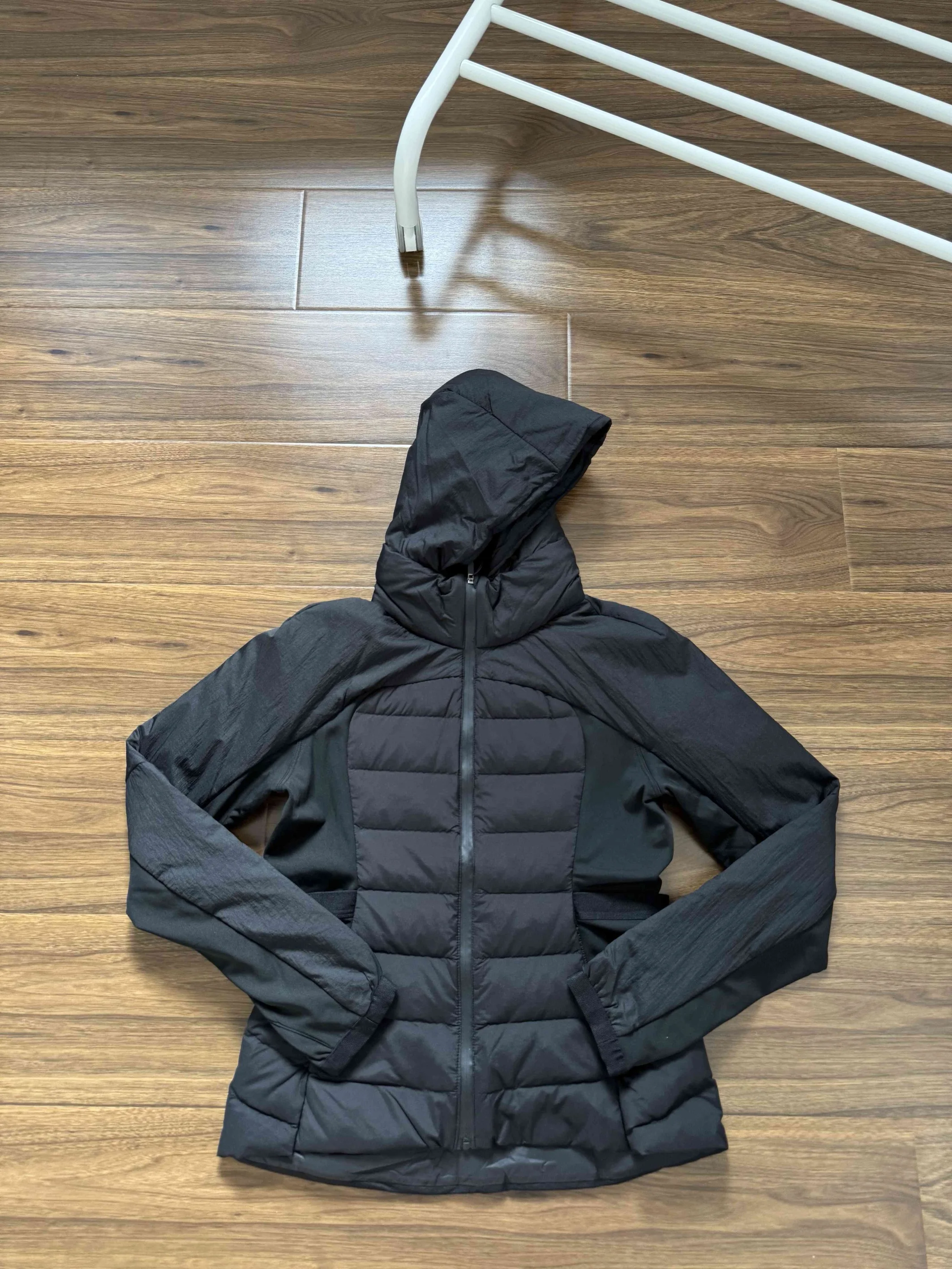 سترة نسائية حرارية خفيفة الوزن مع غطاء للرأس بقصة ضيقة للياقة البدنية واليوجا والجري والأنشطة الخارجية معزولة للرياح