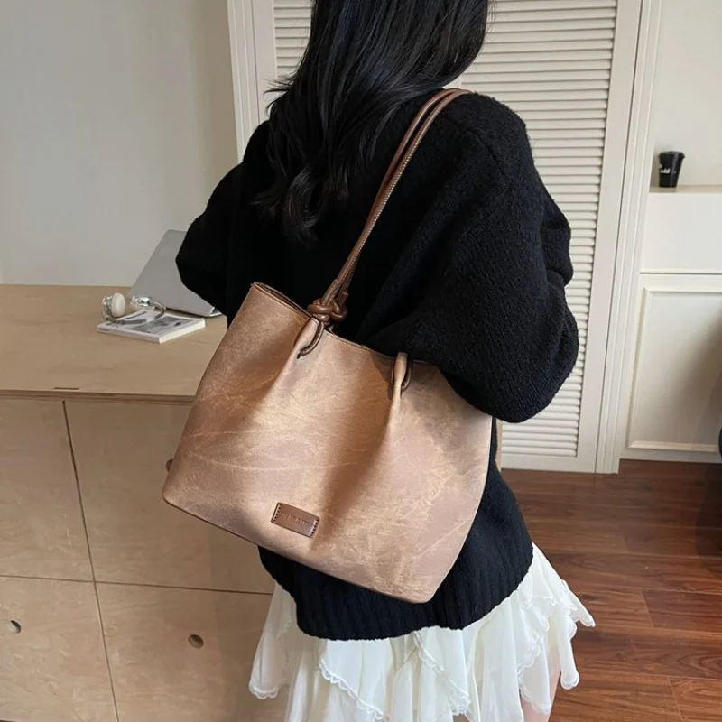 

Роскошная брендовая женская сумка с фирменным узором для модных прогулок и мероприятий