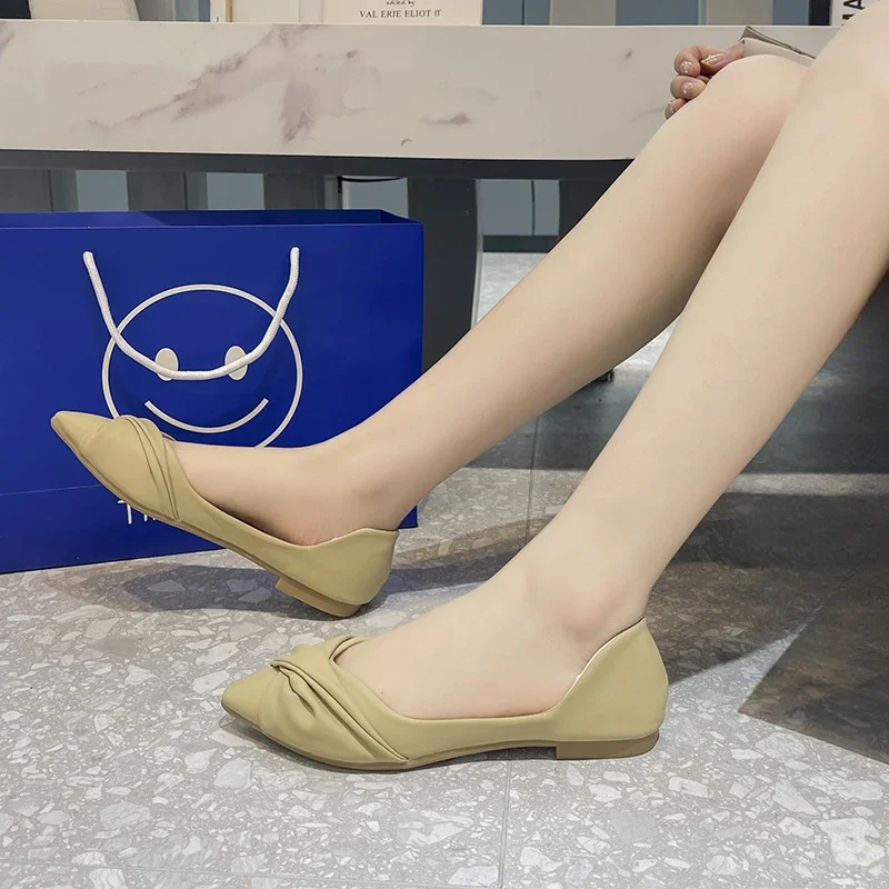 Nowy letni styl Modne i wygodne buty dojazdowe Twist Style Kink Surface Pointed Toe Shallow Mouth Flat Bottom