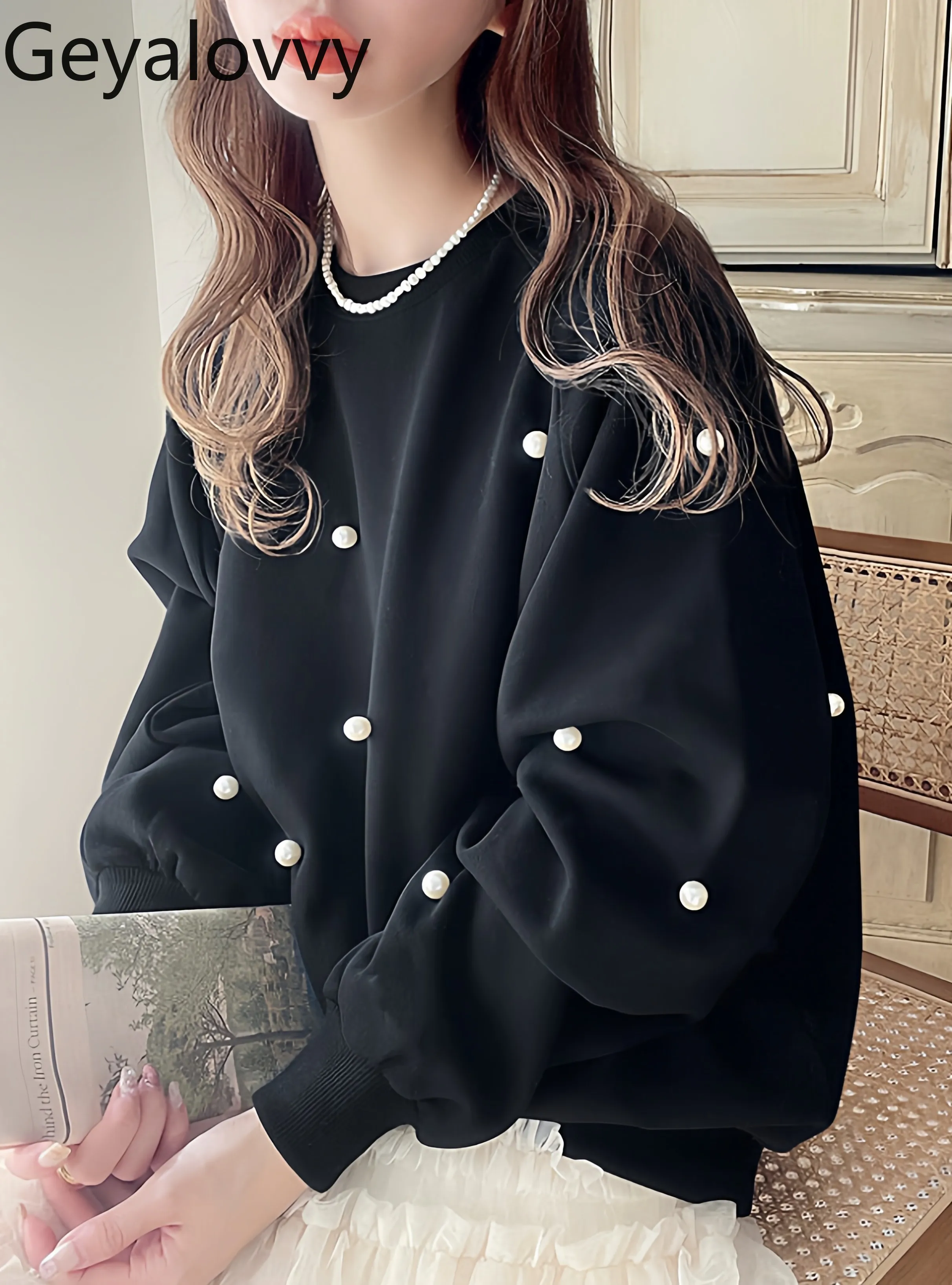 2026 New Japanese Style Casual Long Sleeve Top Sweet Pearl Decorated Round Neck Pullover Loose Fit Fleece Sweatshirt Women