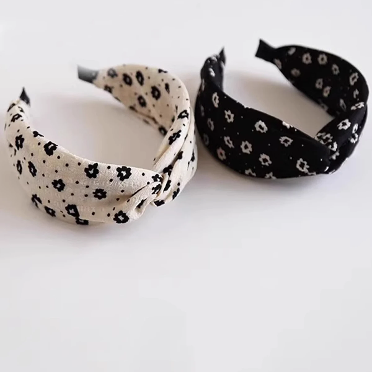 Schwarz-weißes Haarband mit Blumenmuster und breitem Rand zum Waschen des Gesichts, vielseitiges Stirnband zum Ausgehen, Haarspange und Kopfaccessoire – Detail 6