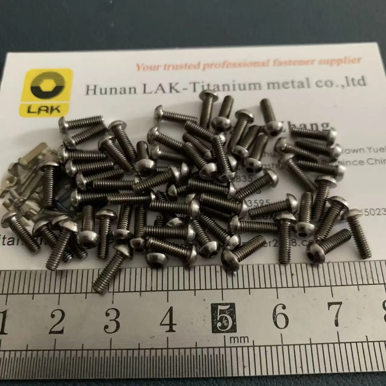 M2.5 * 5 6 8 10 12 16 Gr5 مقبس سداسي مستدير/زر رأس برغي تيتانيوم