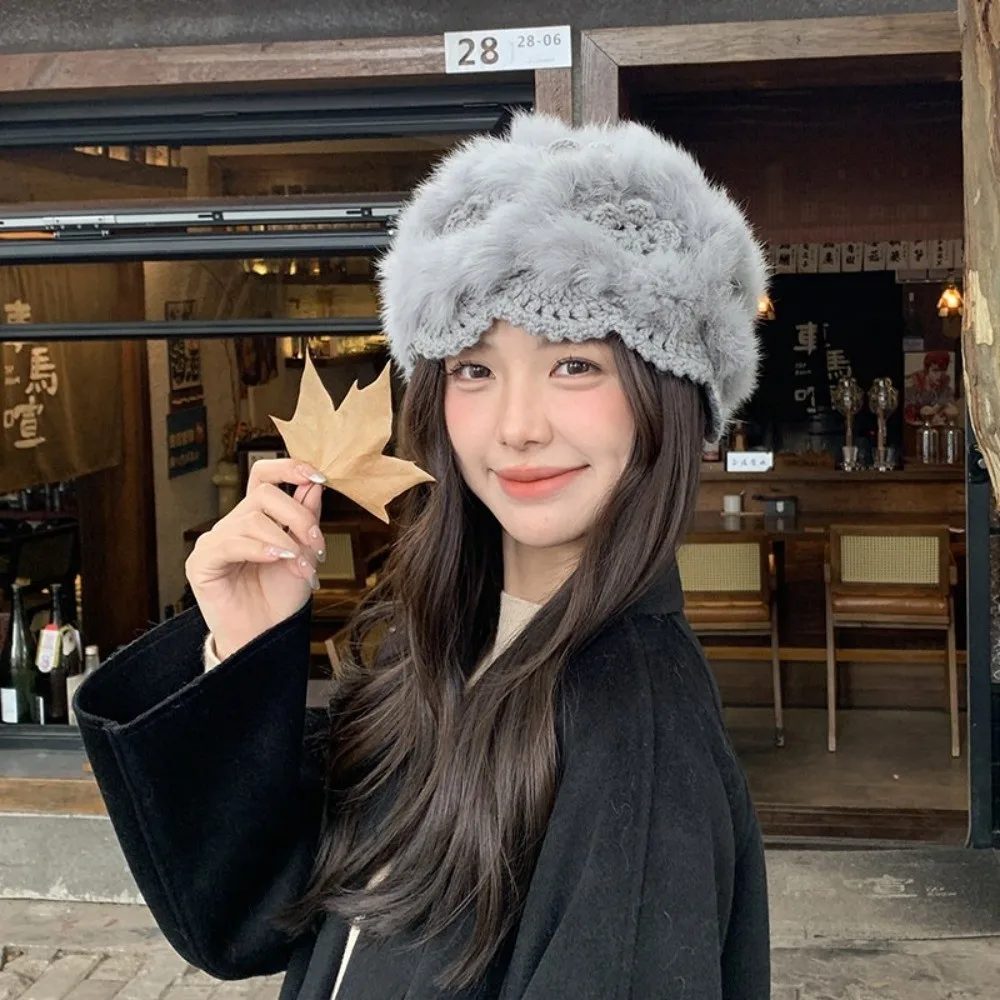 Gorro de punto suave y elástico con pelo de conejo, que abriga el rostro, estiliza la figura, tiene orejeras, es un gorro tipo cubo, protege las orejas, es resistente al viento y es ideal para actividades al aire libre.