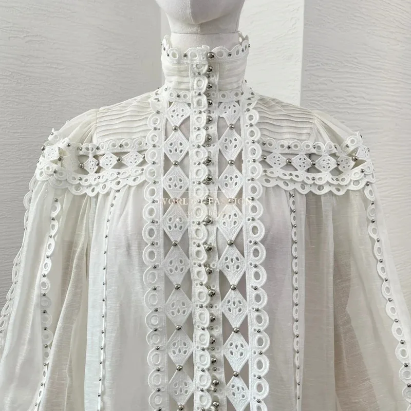 Damesjurken Witte mini-jurk met lange mouwen en borduursel en kralen uitgesneden