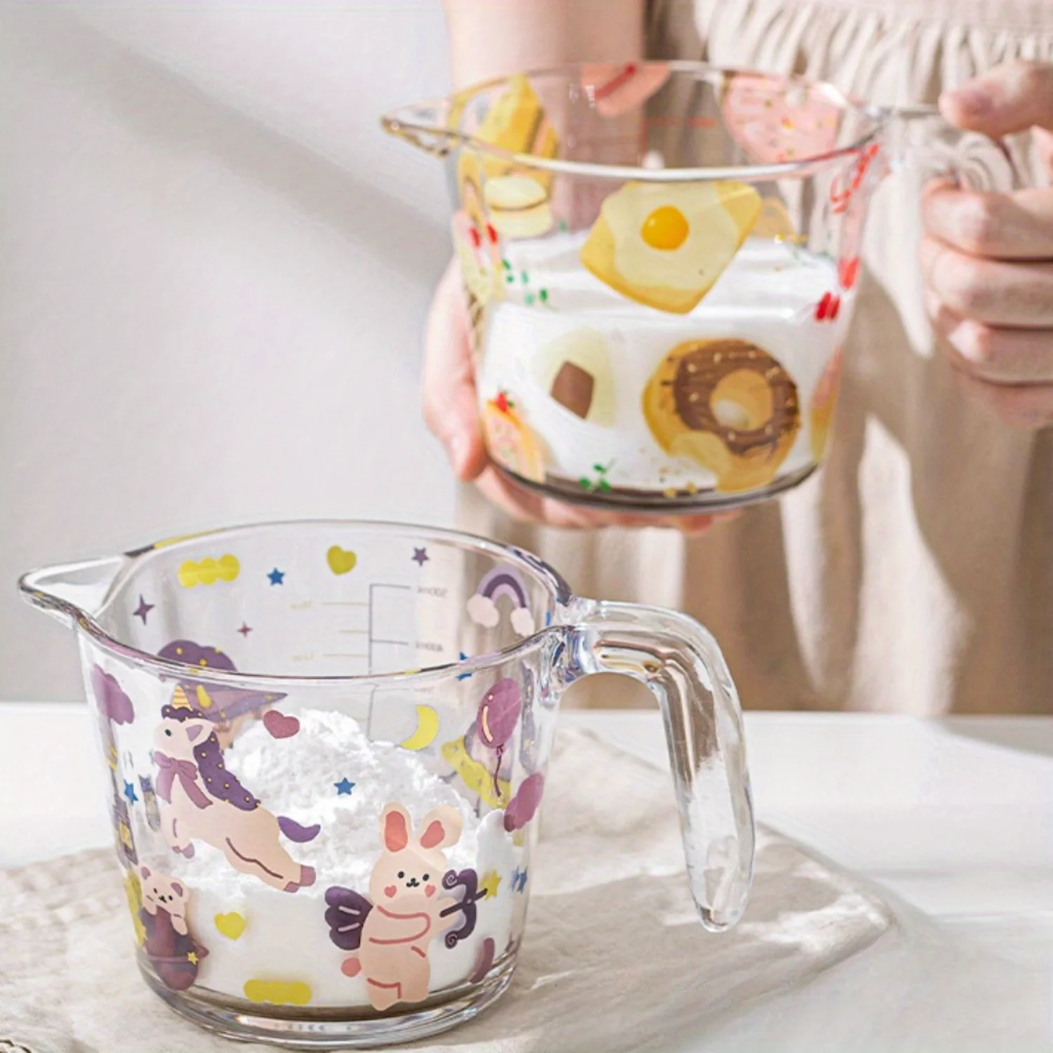 

Очаровательный большой стеклянный мерный стакан — термостойкий и безопасный для микроволновой печи, идеально подходит для выпечки и использования.