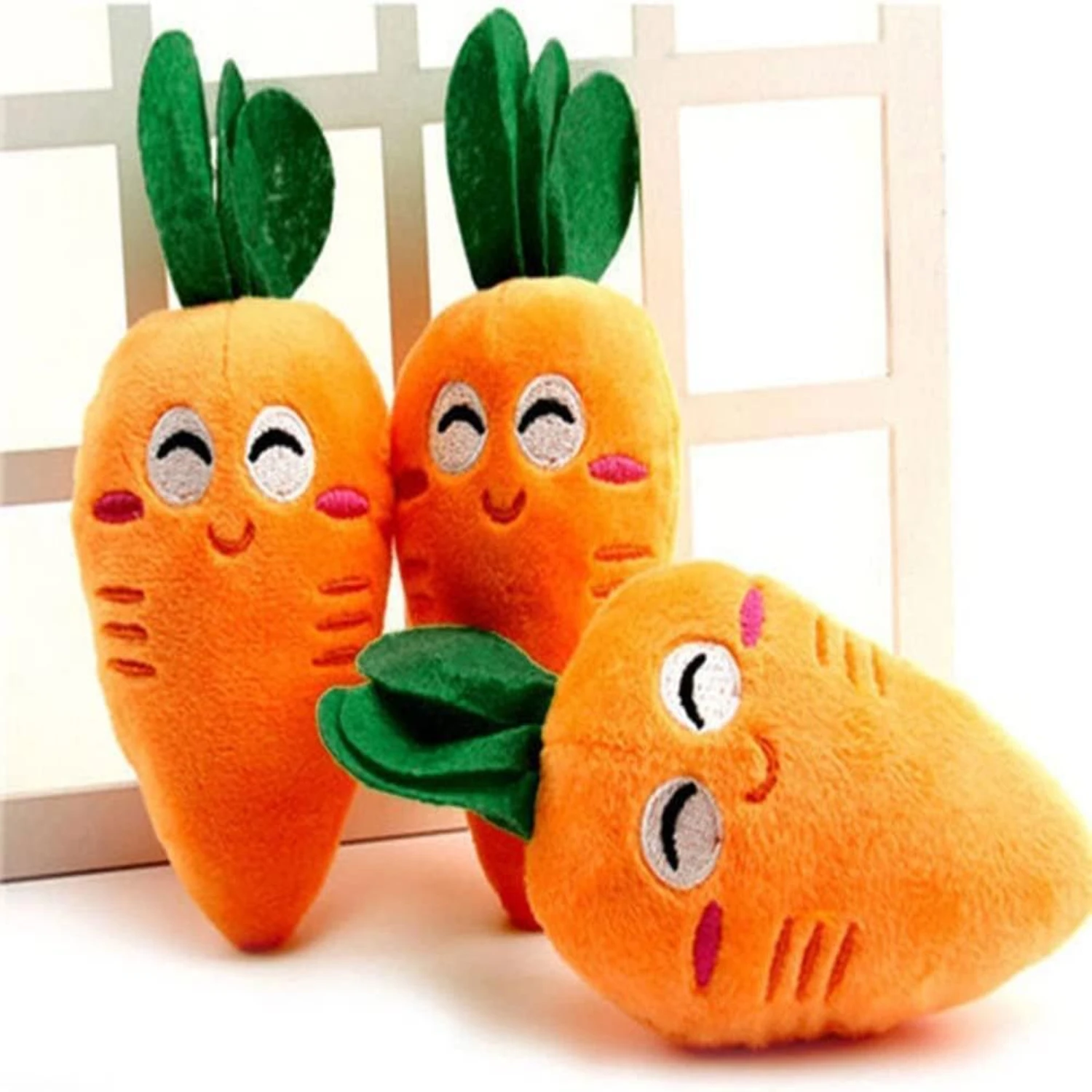 Ideal addition to puppy supplies, this soft and cute carrot-shaped plush interactive squeak toy is perfect for dogs and cats. Bo