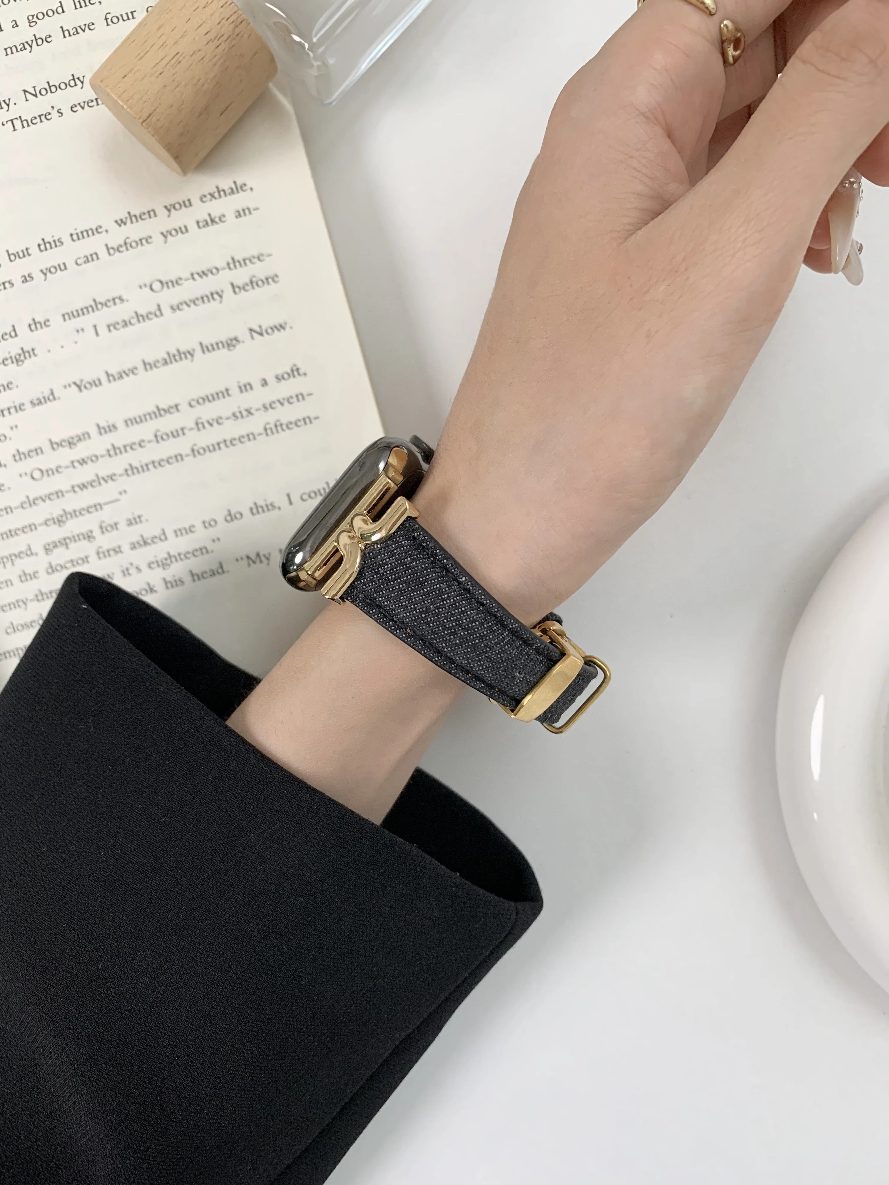 Metal strap for Apple watch band butterfly clasp bracelet chain for iwatch987654321SE Ultra38 40 41 42 44 45 49mm women leather