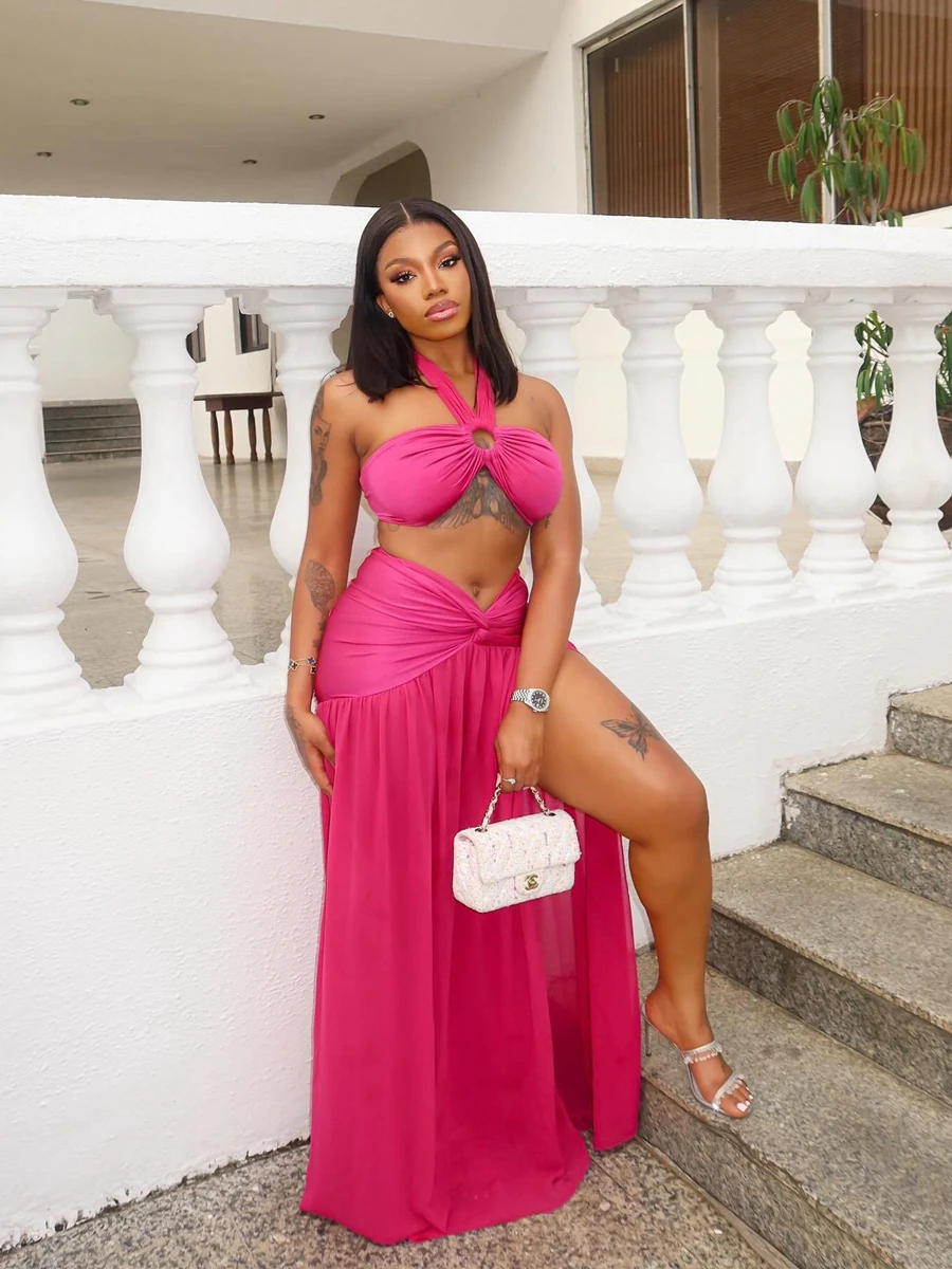Ensemble 2 pièces africain rose pour femme : haut court froncé à licou et jupe longue fendue taille haute – Tenue d'été pour la plage, les vacances et les soirées