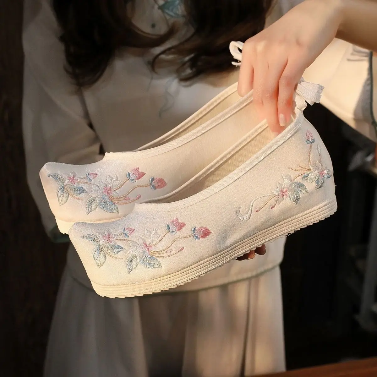 New Hanfu Shoes Student Ancient Style Embroidery Upturned Toe Height Increase Ancient Costume Shoes Han Element Cloth Flats