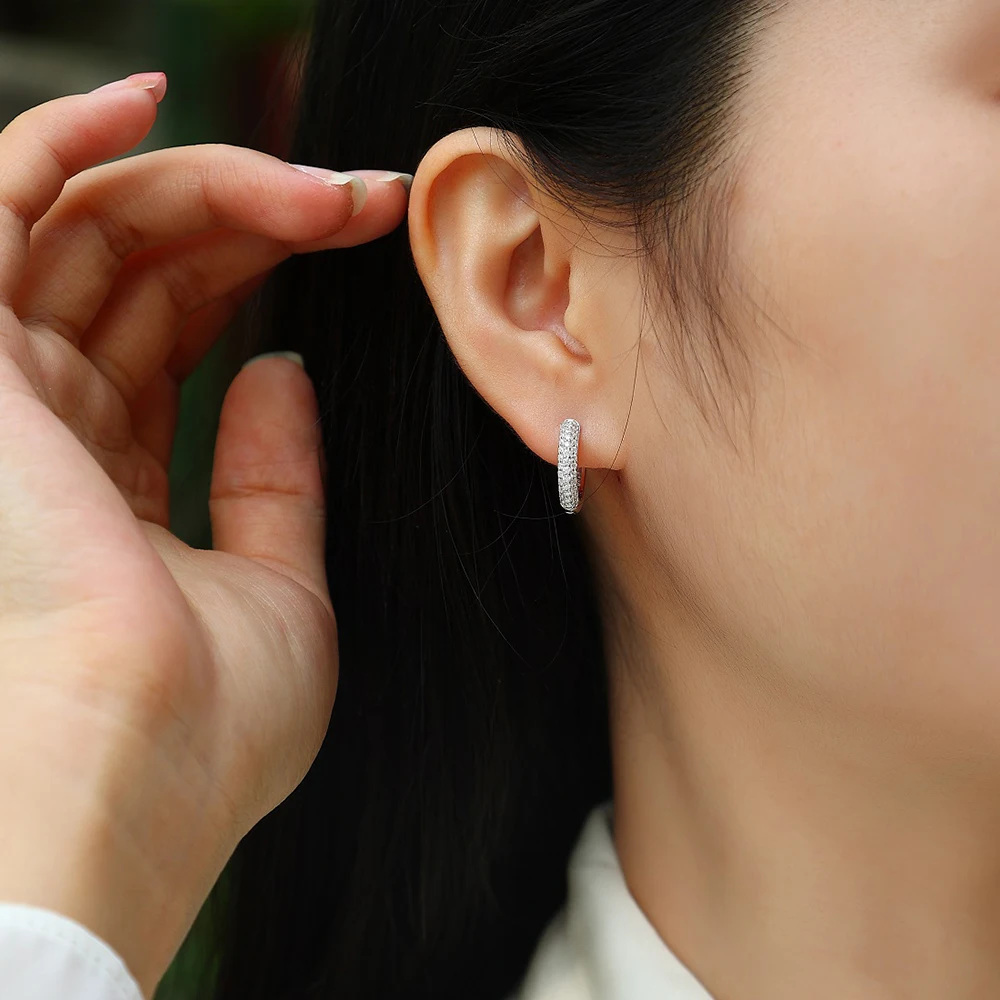 Pendientes de aro de moissanita para mujer, pendientes Huggie de diamantes creados en laboratorio hipoalergénicos de plata de ley chapada en oro real de 18 quilates