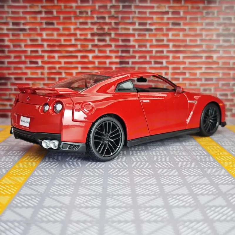 

Модель спортивного автомобиля из сплава Bburago 1:24 Nissan GTR 2017, можно открыть двери, подходит для коллекции и можно подарить в подарок