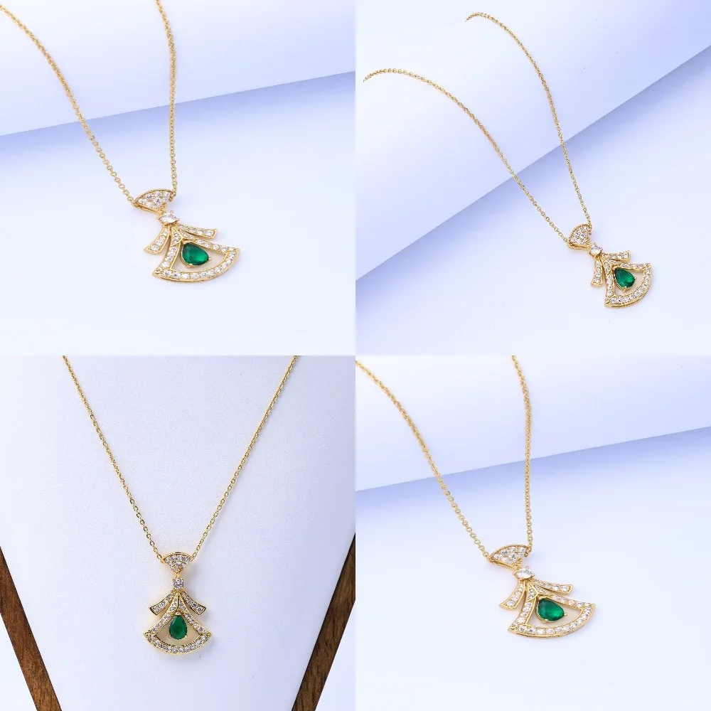

High version, V gold, small skirt necklace, white fritillary, fan, rose gold, fan-shaped, white shellfish, chalcedony, pendant,