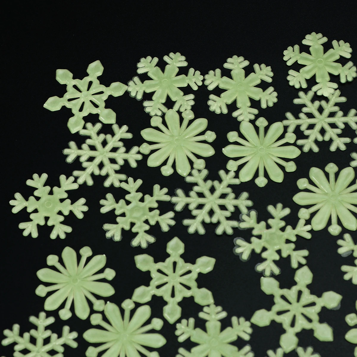 

50pcs 3D Snowflake Stickers Luminous Fluorescent Decals For Christmas Bedroom Kids Room Home Decor Wall Art Stickers Durable