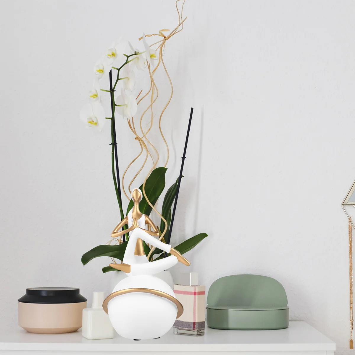 

Resin Craft Yoga Woman Statue Elegant Vintage Desktop Ornament for Living Room Office Bar Decorative Interior Accessory White