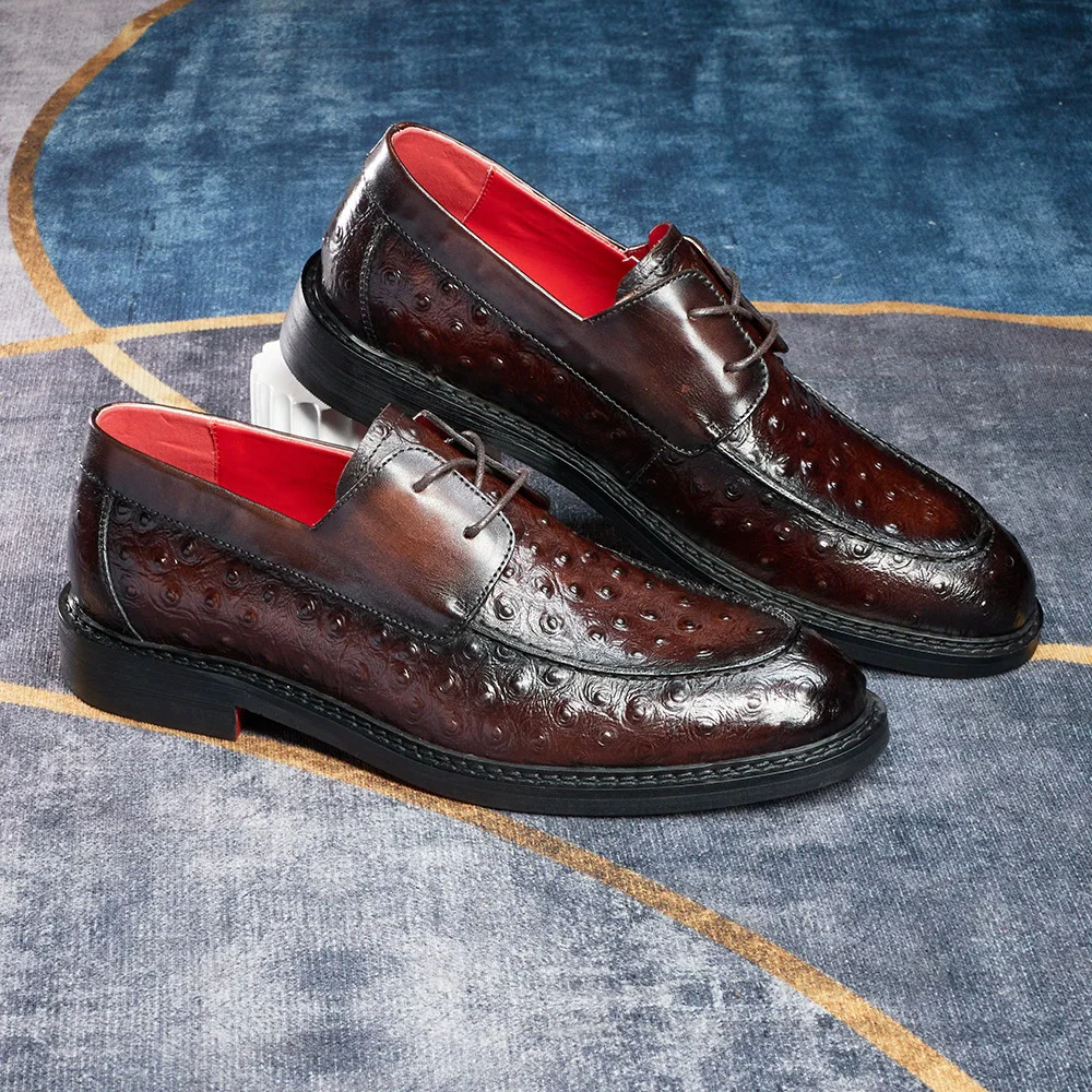 Men Shoes For Wedding - รองเท้าเดอร์บี้แบบสวมสำหรับผู้ชาย รุ่นใหม่ประจำฤดูใบไม้ร่วง หัวแหลม ลายปั๊มนูน แบรนด์ดีไซเนอร์ รองเท้าแต่งงาน