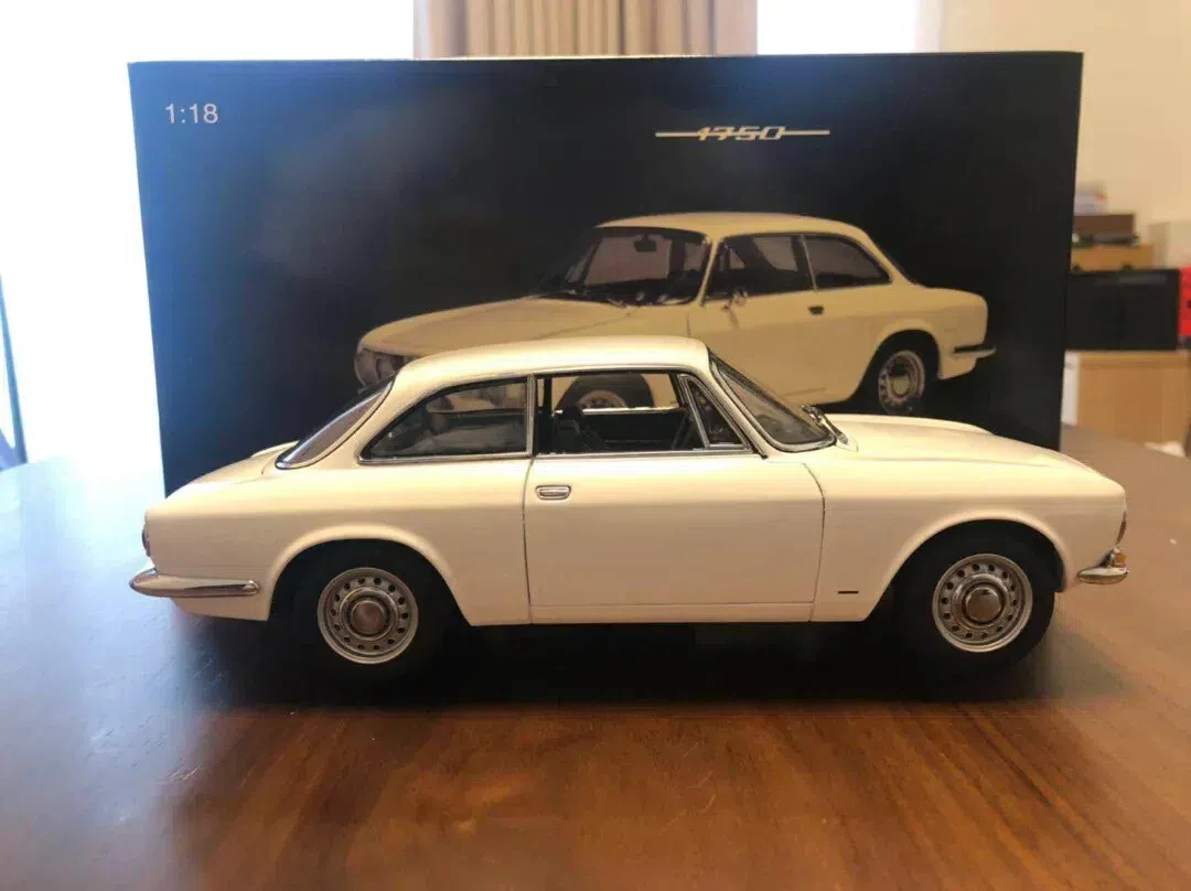 Autoart 1:18 Alfa 1750 Simulation Limited Edition All Open Alloy Metal Static Car Model Toy Gift