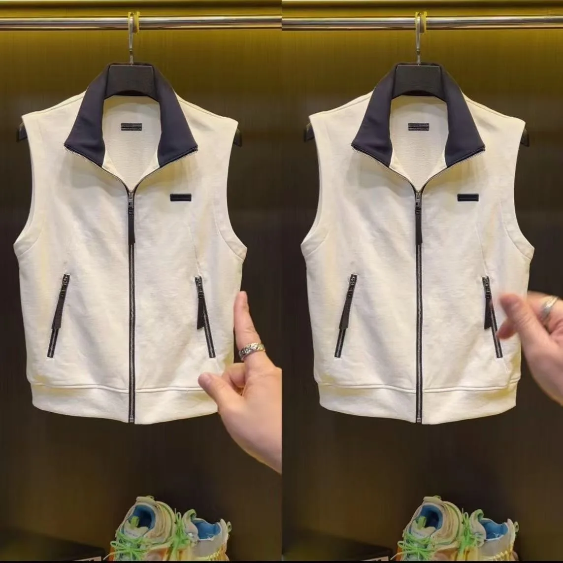 

Элегантный повседневный мужской жилет 2026: Новинка весенней коллекции, легкий, роскошный, универсальный, для активного отдыха, с воротником-стойкой, из полиэстера, с декоративной молнией