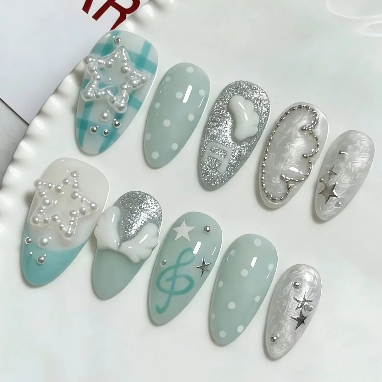 10 handgepresste mandelförmige Nägel, schöne künstliche Nägel, blau-weißer Farbverlauf mit Flügel-Motiv, geeignet für Frauen. – Detail 3