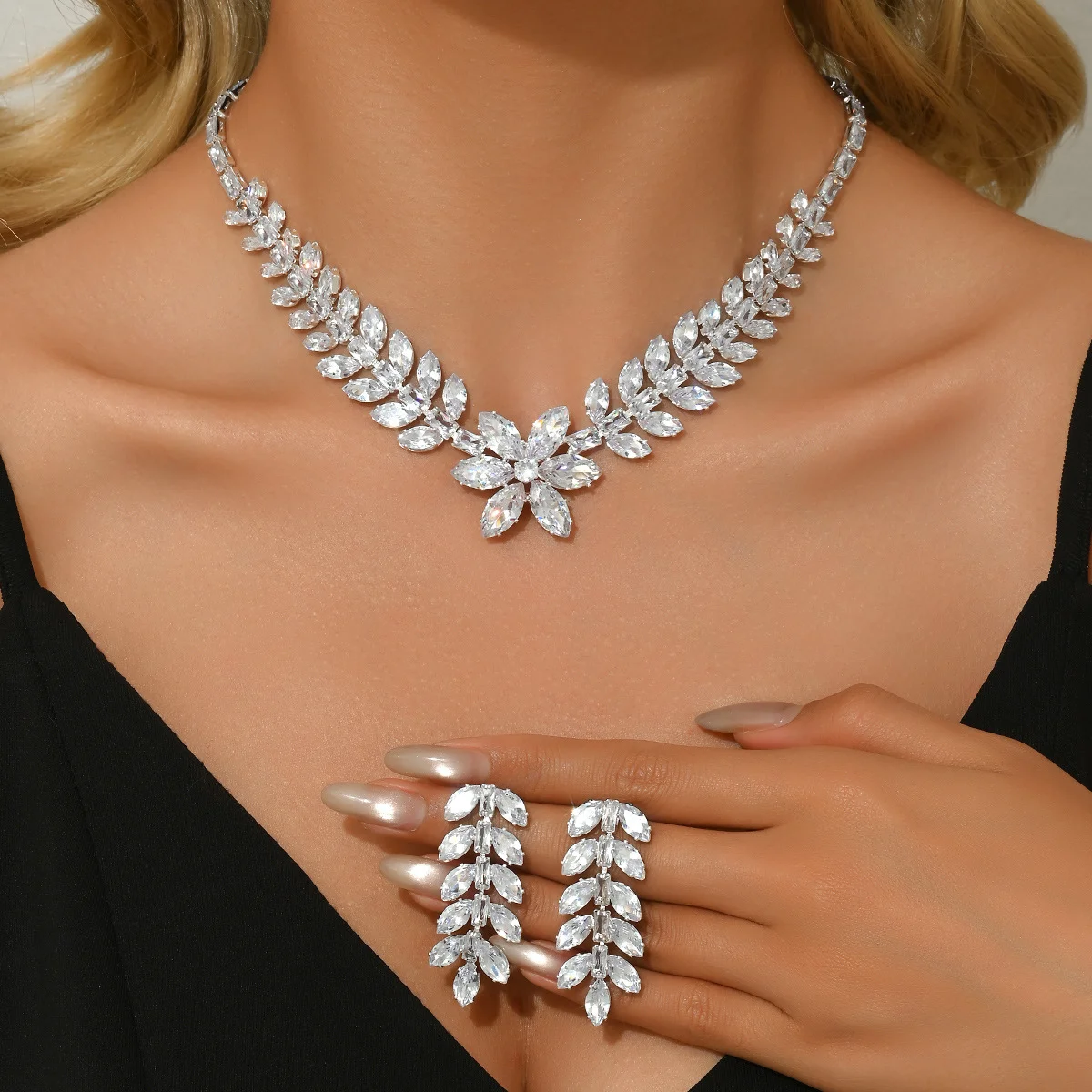 

New Zircon Leaf and Flower Drop Earrings and Necklace Set - Luxurious and Fashionable Jewelry. Gift for Daughter