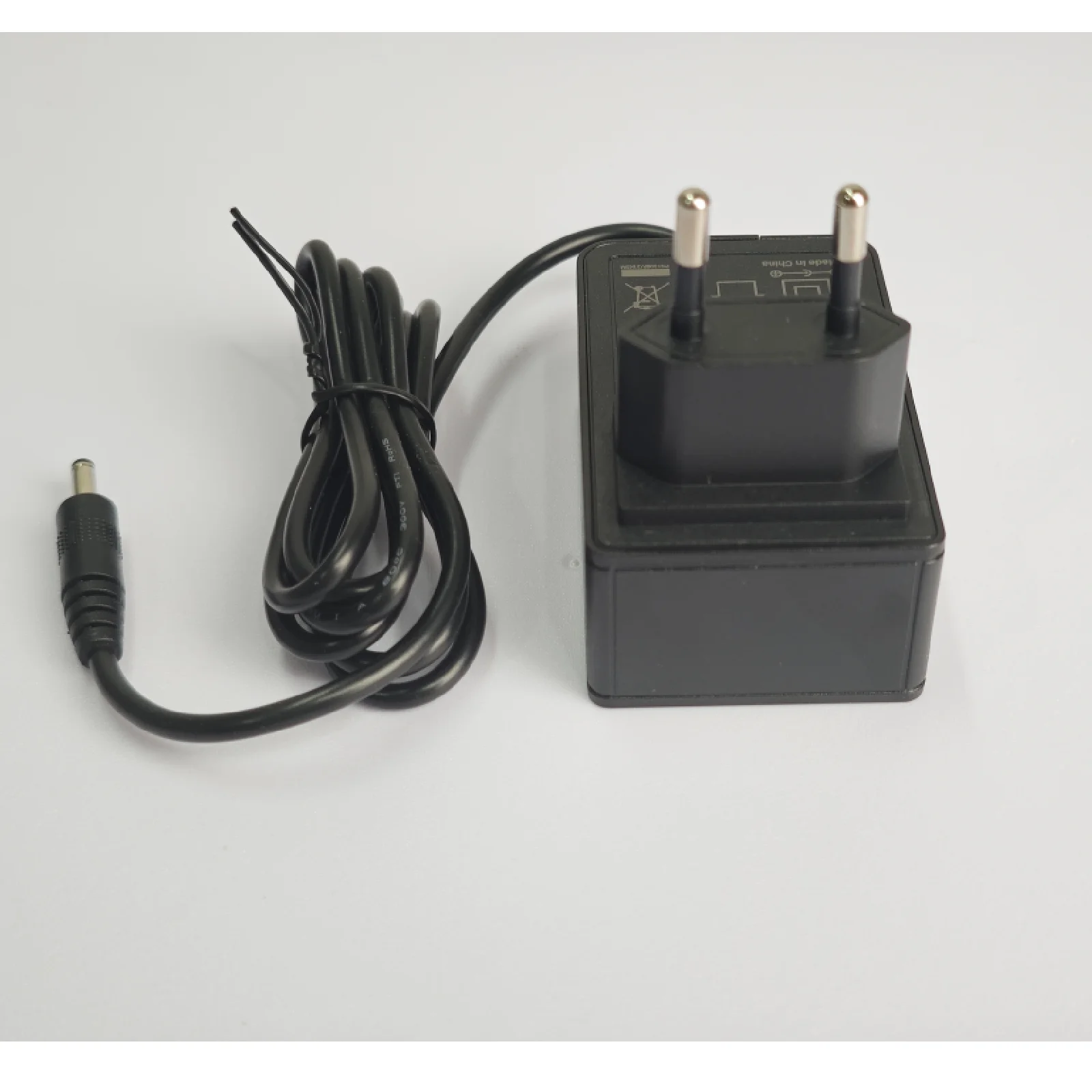 

24W EU Charger PC Material Fireproof For Laptop Tablet Gaming Device Input 100-240V/ac Output 12V/2A Straight DC Connector