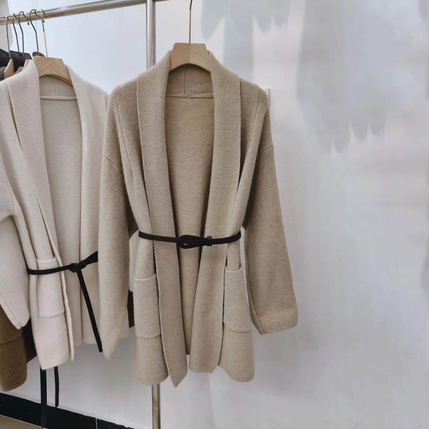 

Осень 2025 г., вязаный кардиган с небольшим ароматом, свитер для женщин, модные длинные топы с поясом, корейские элегантные джемперы Femme