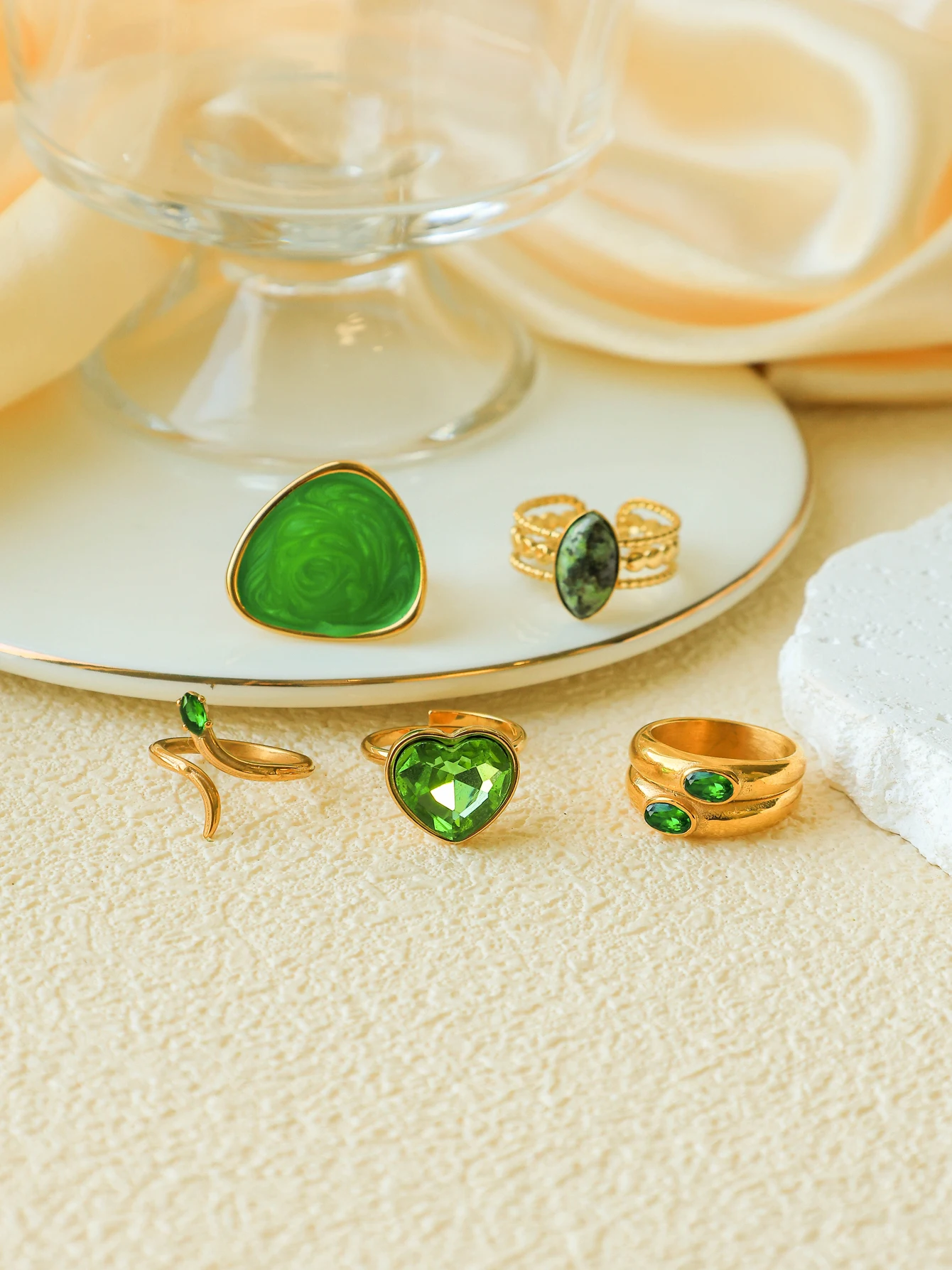 A retro and versatile holiday green zircon enamel natural stone ring suitable for women\'s parties, dates, gifts and travel