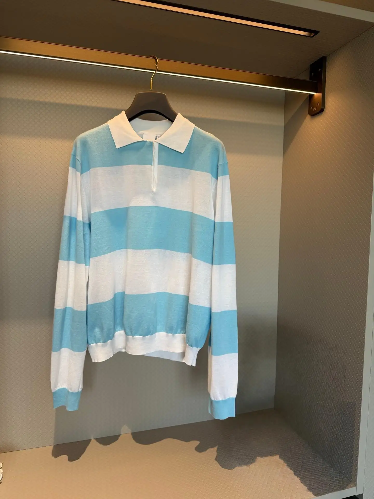 

Женские поло-рубашки весна 2026: свободные блузки с длинным рукавом, полосатым принтом, повседневные приталенные туники