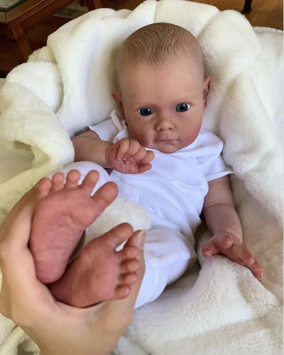 60 cm Maggie blauwe ogen zacht katoenen lichaam herboren pop handgeschilderd haar witte korte mouwen jumpsuit handgemaakte pop van hoge kwaliteit